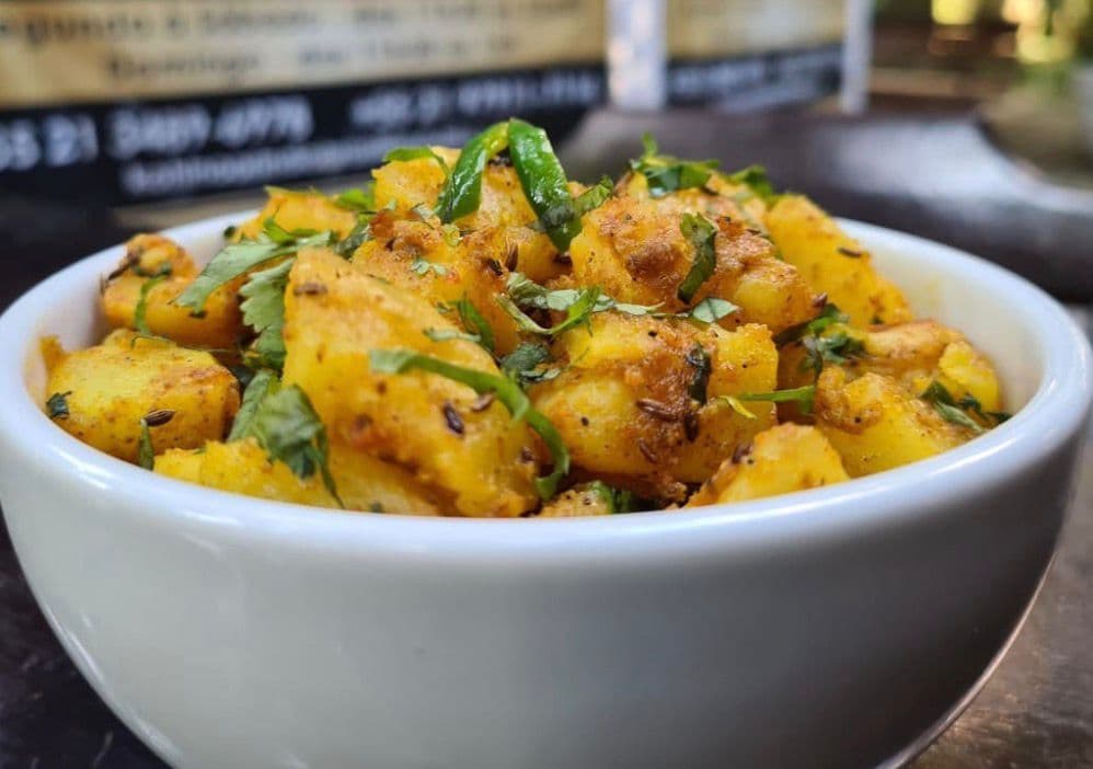 Prato de aloo jeera servido em tigela