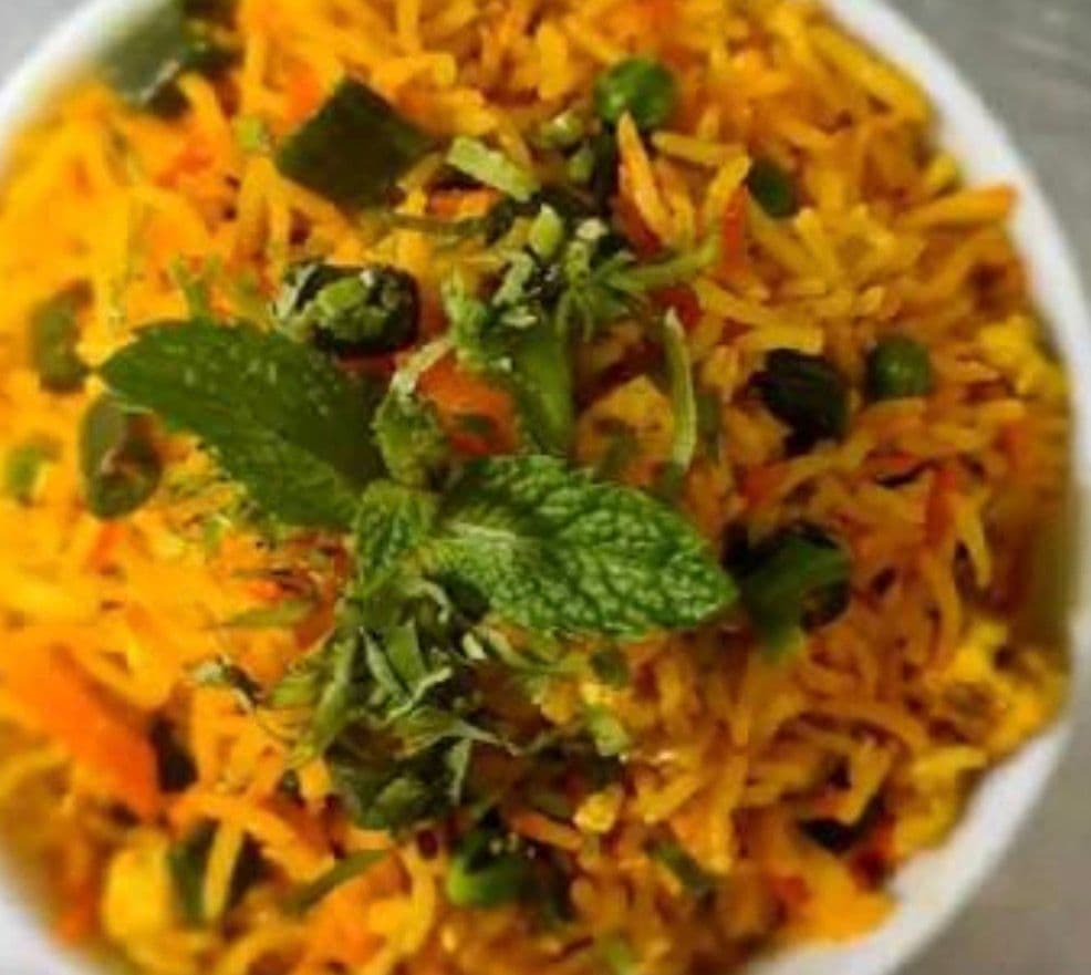 Prato de biryani servido em tigela