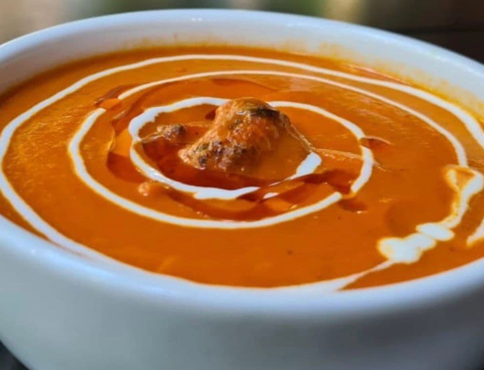 Prato de butter chicken com molho cremoso