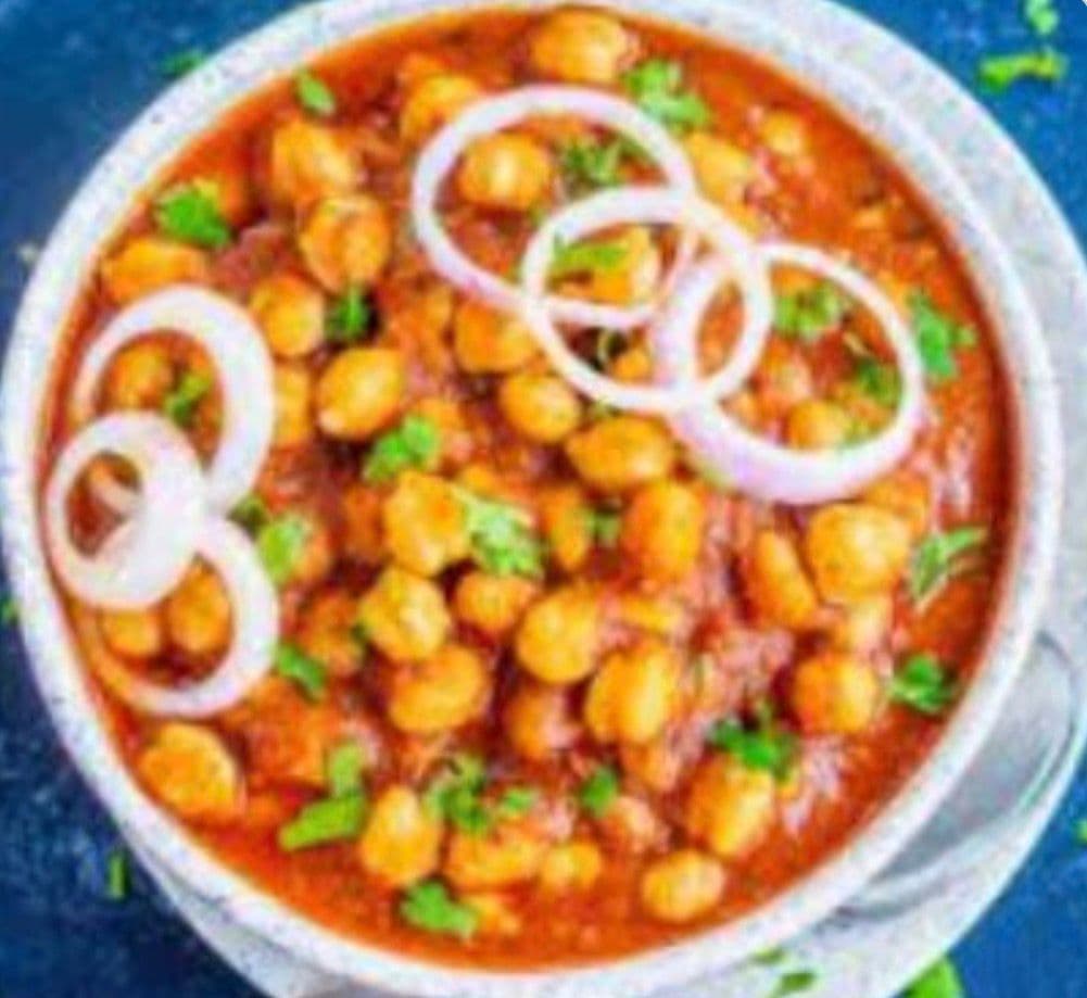 Prato de chana masala servido em tigela