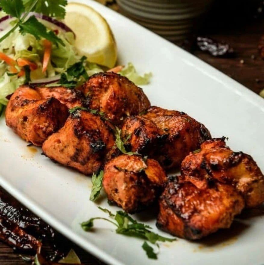 Porção de chicken tikka servida em prato