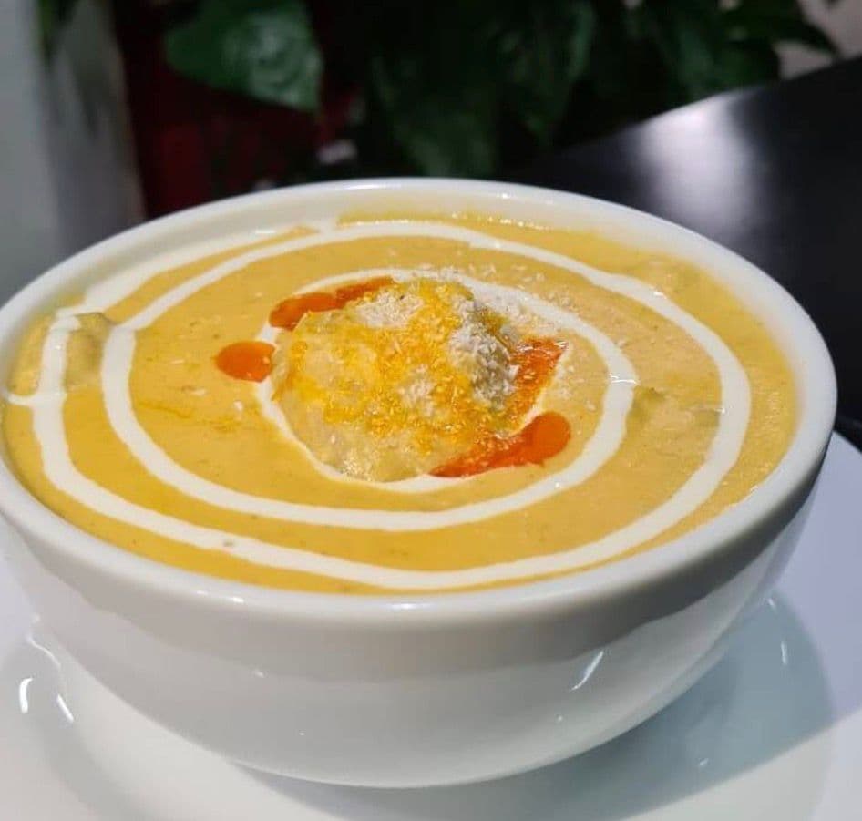 Prato de coconut chicken servido em tigela