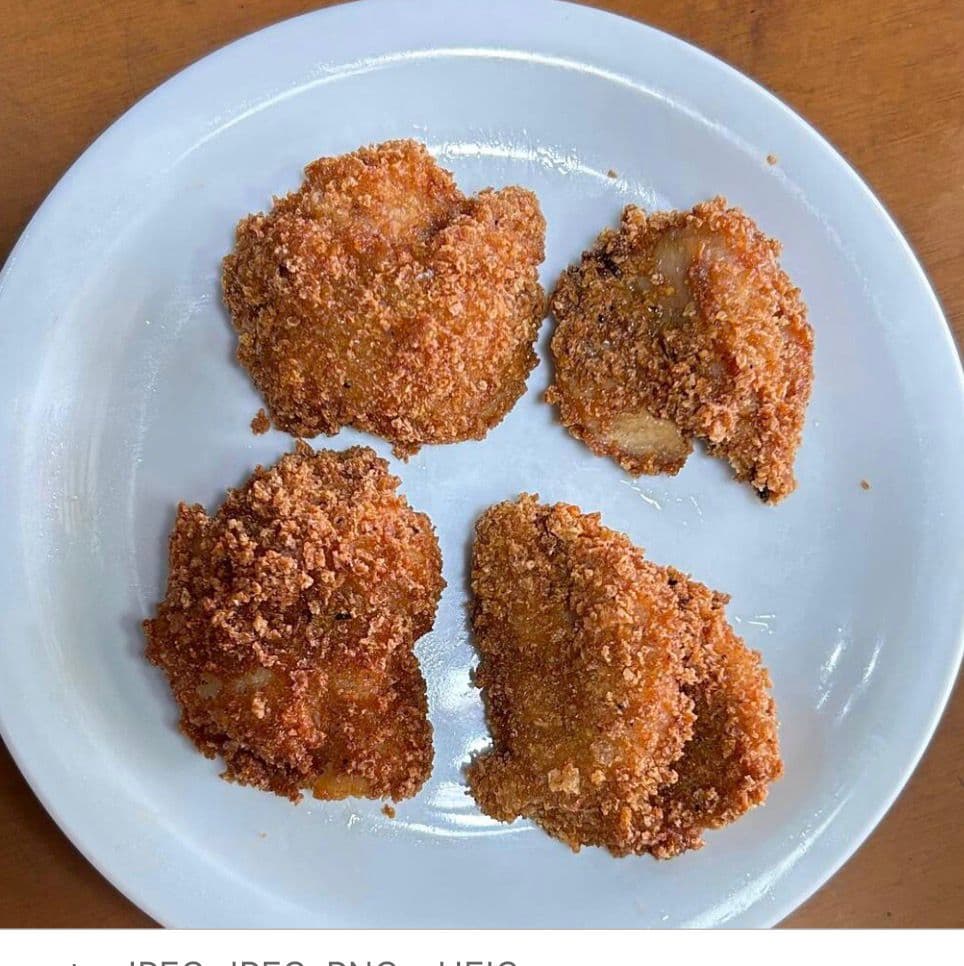 Porção de crunchy chicken servida em prato