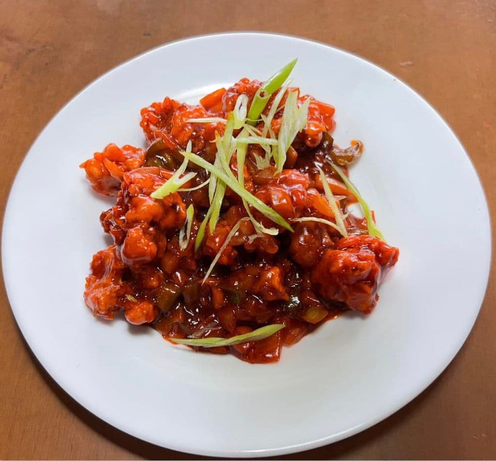 Prato de gobi manchurian servido em tigela