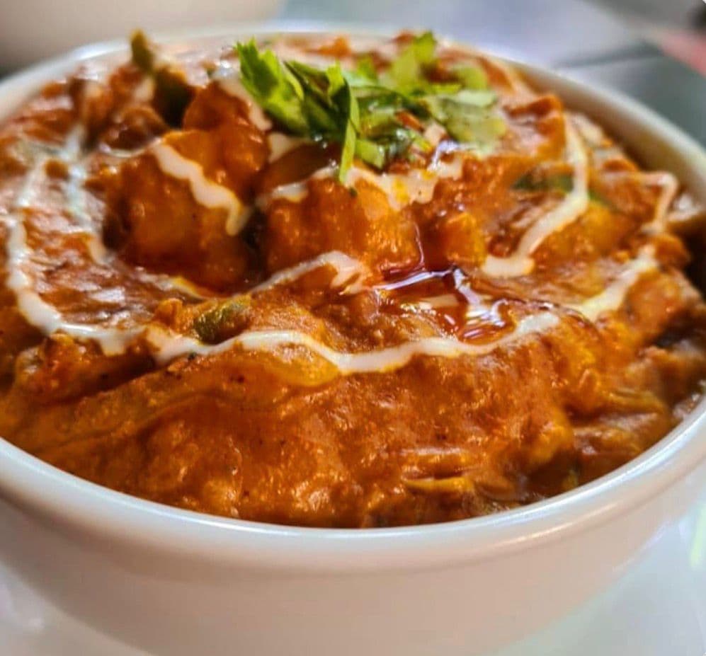 Prato de kadhai chicken servido em tigela