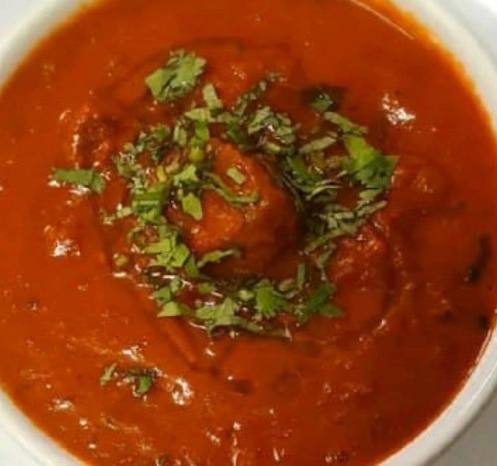 Prato de mutton rogan josh servido em tigela
