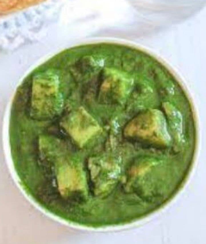 Prato de palak paneer servido em tigela