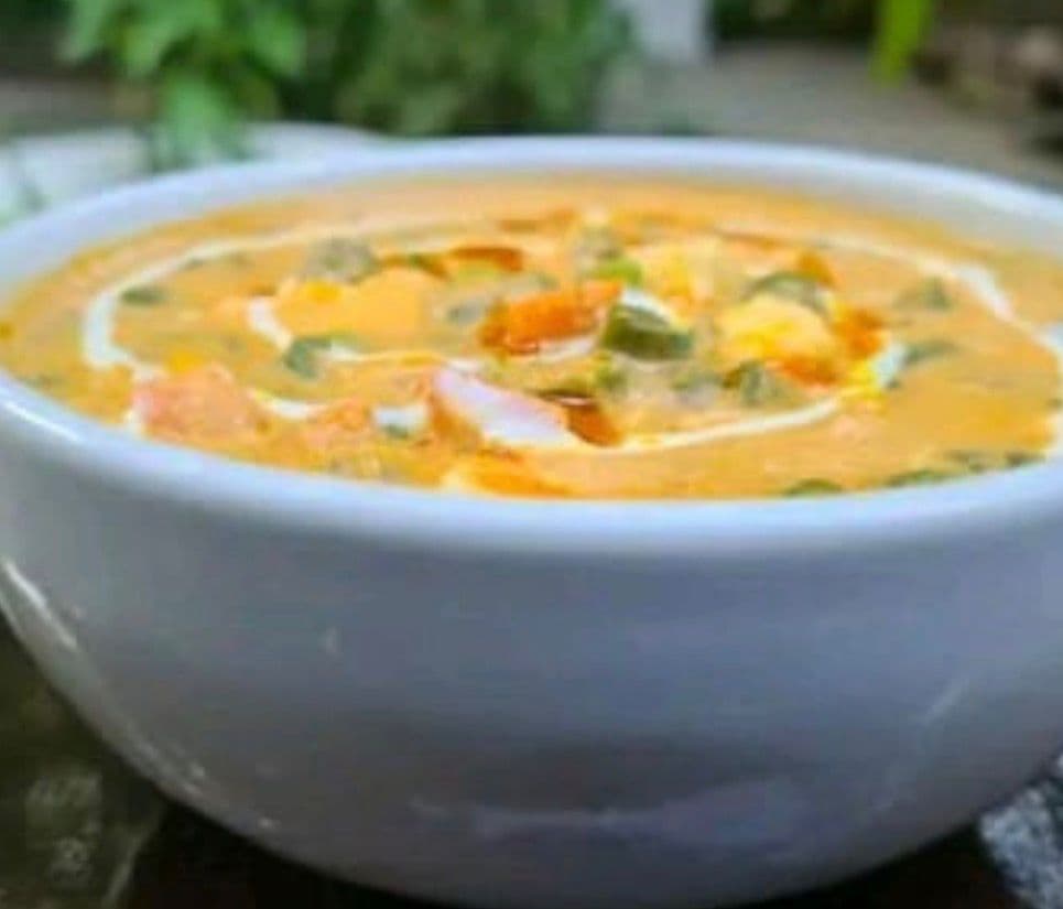 Prato de veg korma curry servido em tigela